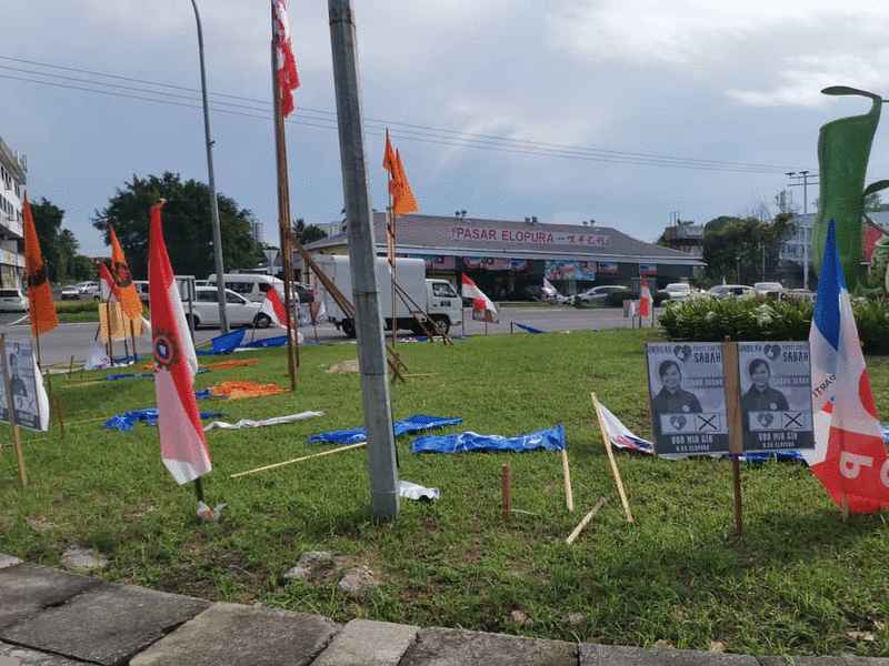 插在1哩半交通岛的多支党旗被推倒在地。