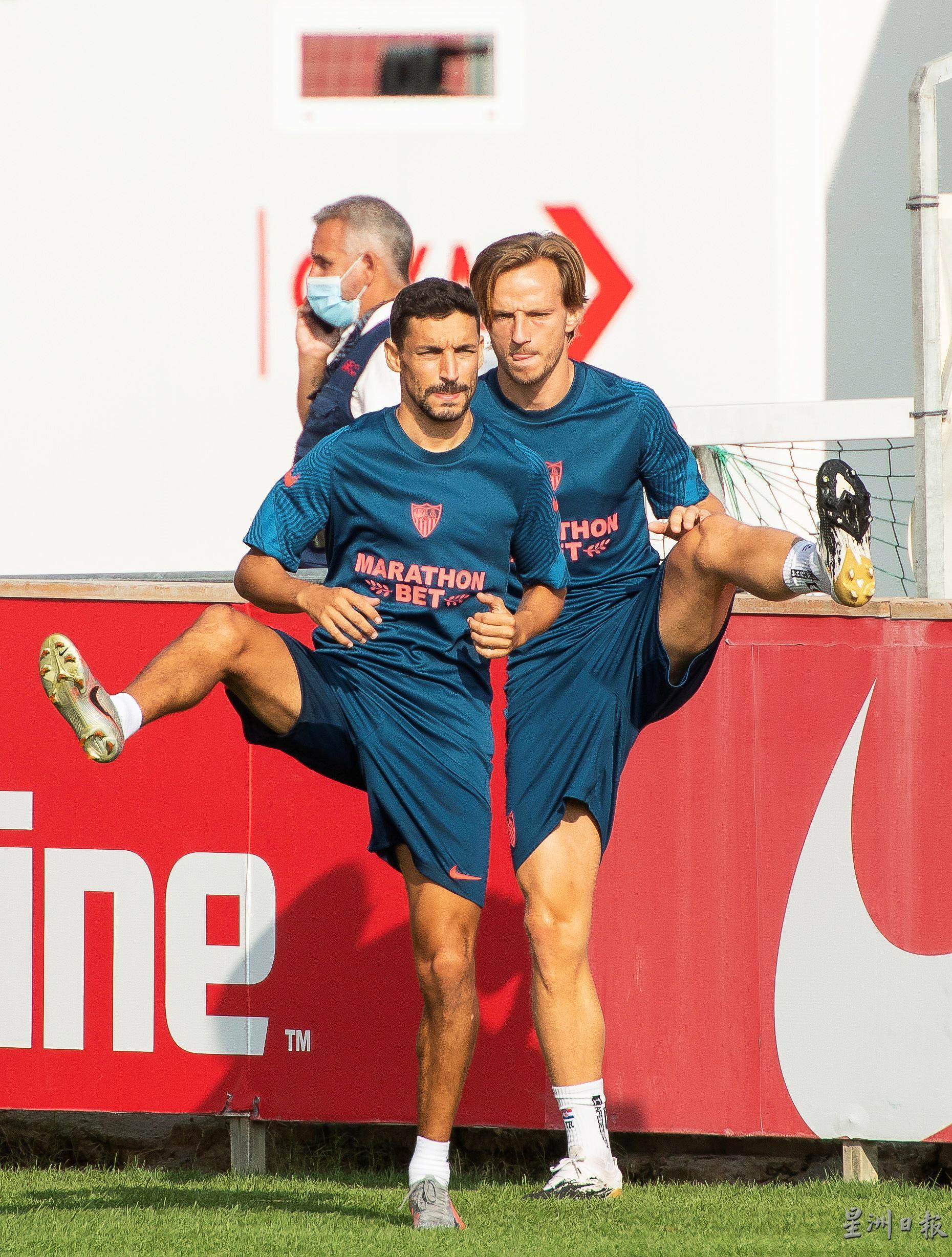 “欧联之王”塞维利亚在积极备战欧洲超级杯，图为两名主力纳瓦斯（右）与拉基蒂奇在训练的时刻。（欧新社照片）