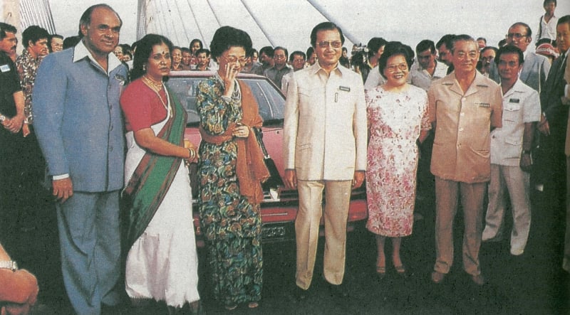 时任首相敦马哈迪（前排左四）于1985年9月14日主持槟城大桥通车仪式。前排右一为时任槟州首席部长敦林苍祐；前排左一为时任工程部长敦三美威鲁。（图片来自韩江华人文化馆）