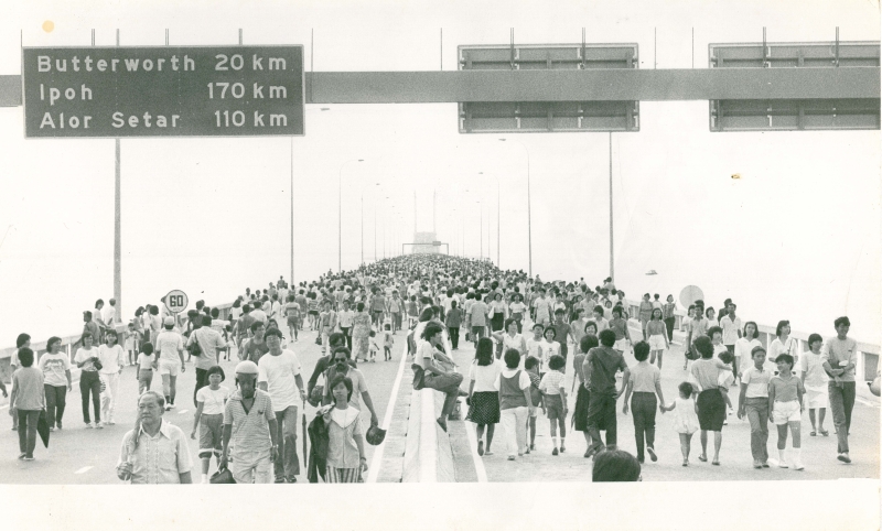 民众于槟城大桥通车之前涌上大桥档案照。（图片来自韩江华人文化馆）