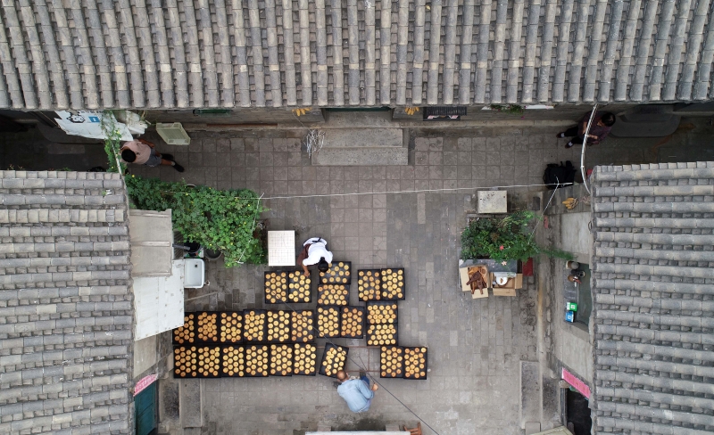 随著中秋佳节临近，石家庄市井陉县天长镇的“端盛长”传统手工月饼制作工坊开始忙碌起来，工作人员开足马力制作月饼。
