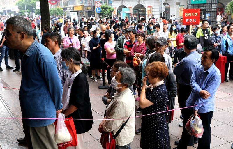 中国上海南京路上购买散装月饼的顾客排起长队。