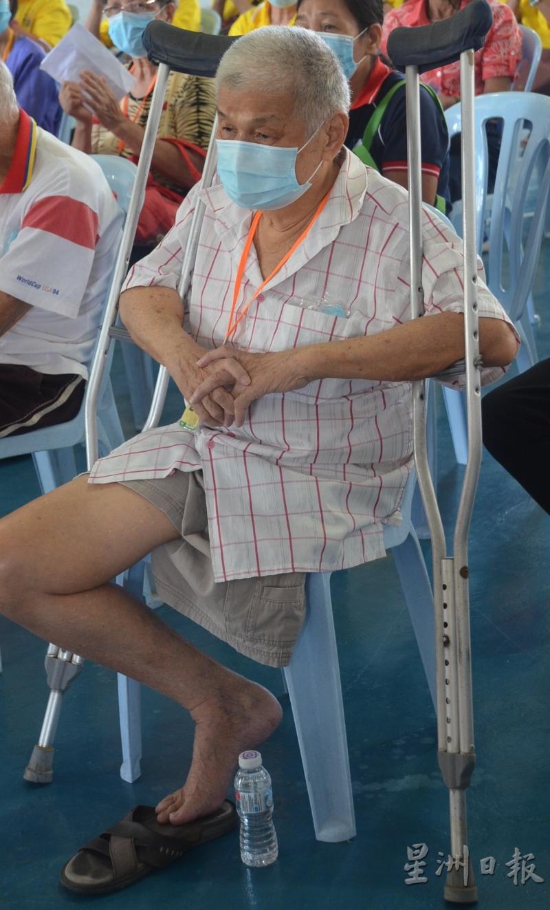 邓亚苟截了一只脚，坚持出席送暖活动，以向捐献团体致以谢意。