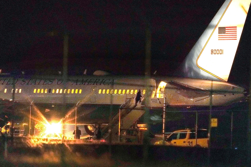 美国副总统彭斯乘搭的专机“空军二号”因撞上一只雀鸟，飞机紧急折返新州曼彻斯特的机场。（美联社照片）
