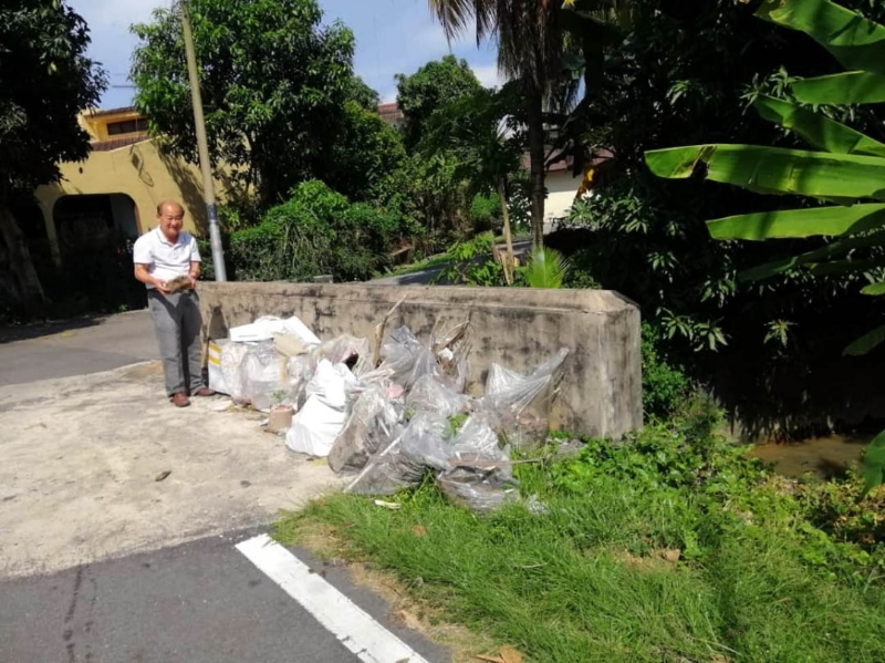 吴池池在塑料袋中发现数公斤重的大石块，促缺德者停止再乱丢垃圾。