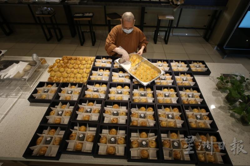 “佛光月饼”有着法师轮流协助制作，让信徒们购买到健康美味的素食月饼，既能为新马寺从中获得教育经费。