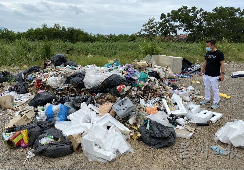  玛琳河畔斯里柏吉路口非法垃圾成堆的问题，经蔡求伟反映下今日获清理，希望各界别再乱丢垃圾。