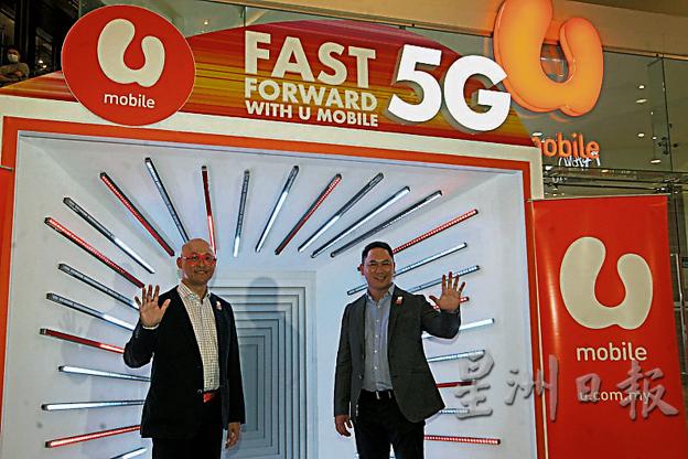 黄显德（左）和U Mobile首席技术员云维贤一起向媒体推介“与U Mobile 5G一起快速前进”实时测试活动。