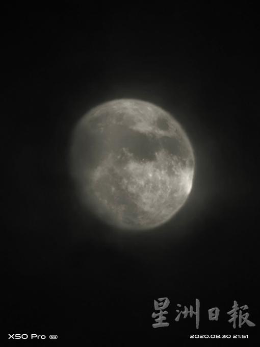 这是采用超级月亮模式（Supermoon）所拍摄的迷人月色。
