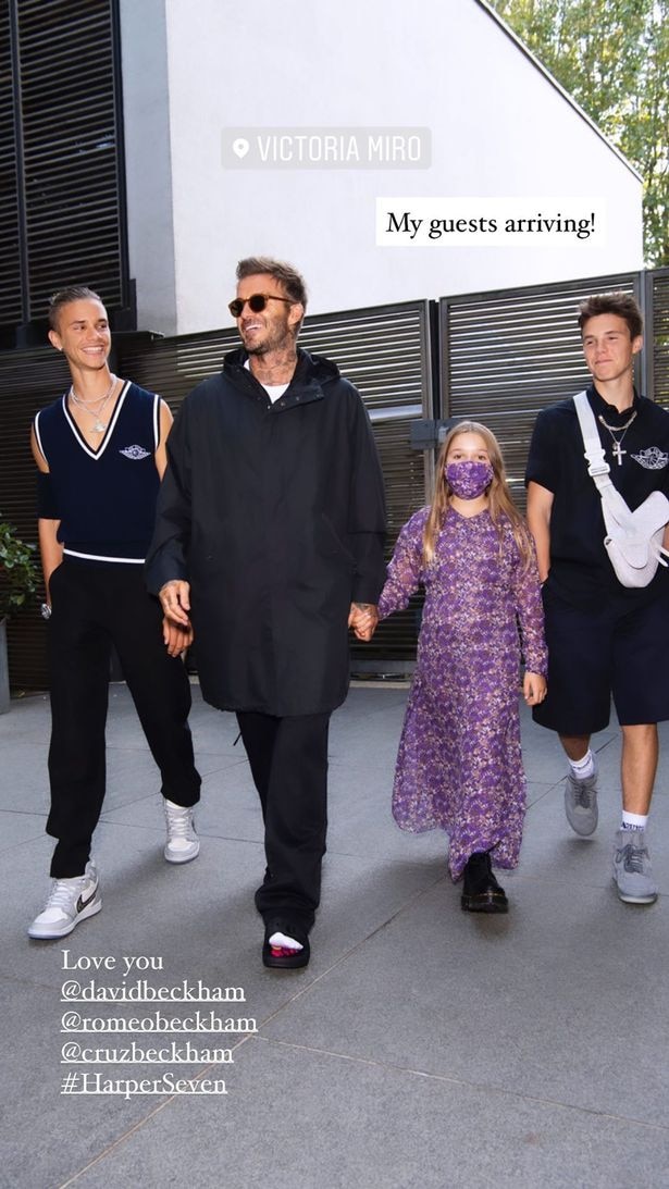 维多莉亚周一发布2021年春夏系列，老公贝克汉姆带二儿子、三儿子及小女儿一起来捧场，贝克汉姆用袜子配拖鞋，让网民质疑他的品味表示“为什么这样穿？”