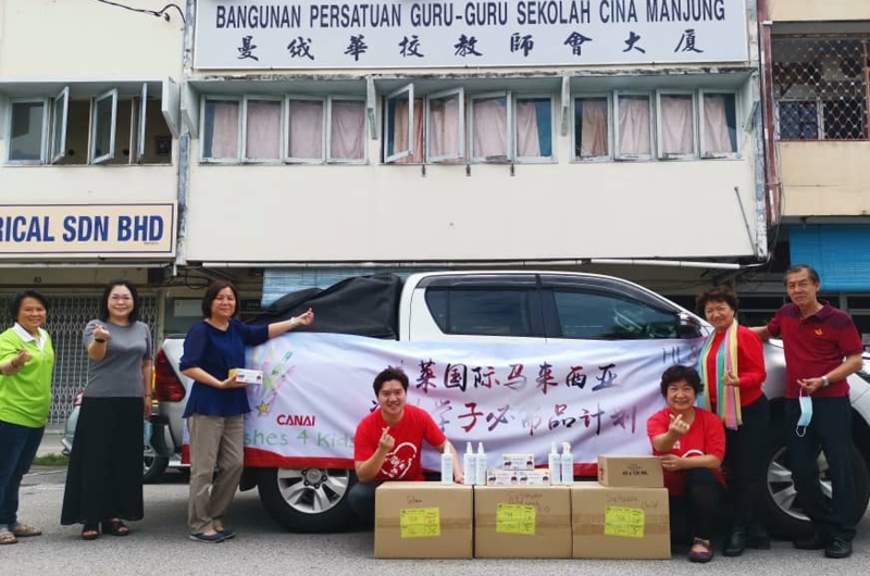 张瑞丽（左起）、倪凤凤及薛凤钻，代表曼绒县华小及中学接领由佳莱国际马来西亚赞助的口罩和消毒搓手液。