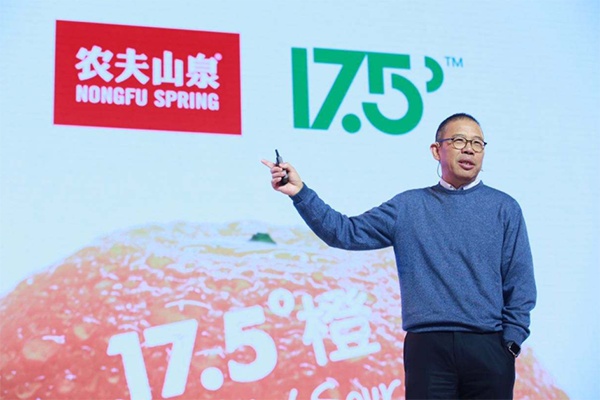 中国瓶装水大亨锺睒睒的净资产在周三达到587亿美元，比马云高出20亿美元。（互联网照片）