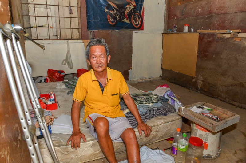 钟亚福因脚伤无法工作导致生活拮据，已拖欠数月的房租。