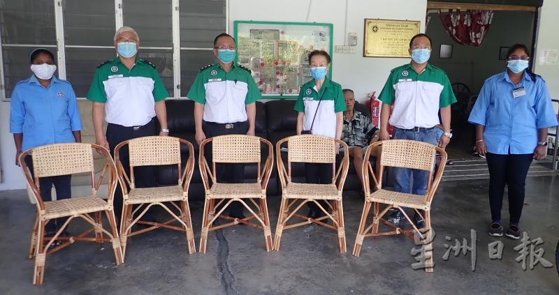 蔡长达（左三）与团队展示公众捐献的藤椅。右二起是理事卢志明、院长胡宇韵，左二为郑九。