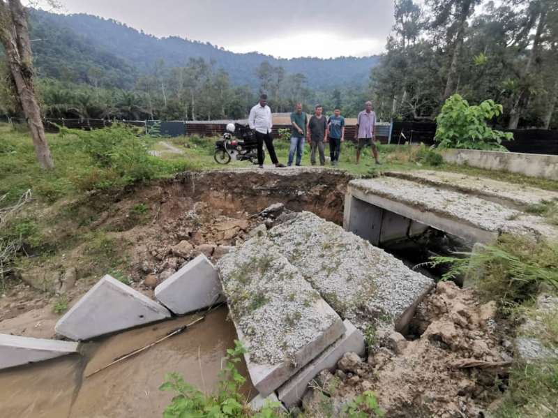 河水泛滥，导致文丁菜园一座樑桥崩塌，阿鲁古玛在巡视后也要求当局采取紧急措施。