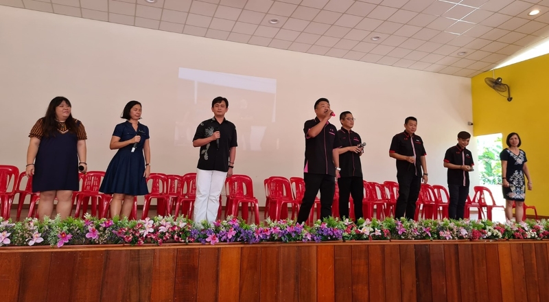 中华董事成员和教职员在校庆仪式上欢唱一曲。