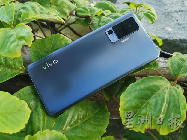 vivo X50 Pro配置了高通Snapdragon 765G处理器，运行基于安卓10的Funtouch OS 10.5系统，同时也支援5G网络。