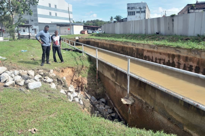 玫瑰花园河流两旁河堤被急流冲蚀，阿鲁古玛（左一）在巡视后，已经向水路灌溉局作出投诉，而抢修工程也已经展开。