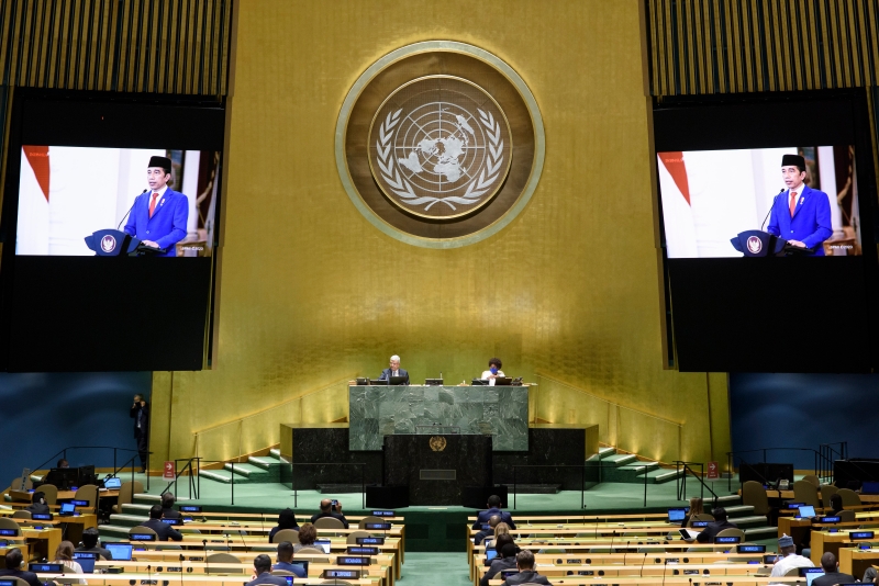 印尼总统佐科威周三警告，日益激烈的地缘政治如果持续对抗，全球稳定与和平可能“被摧毁”。（美联社照片）