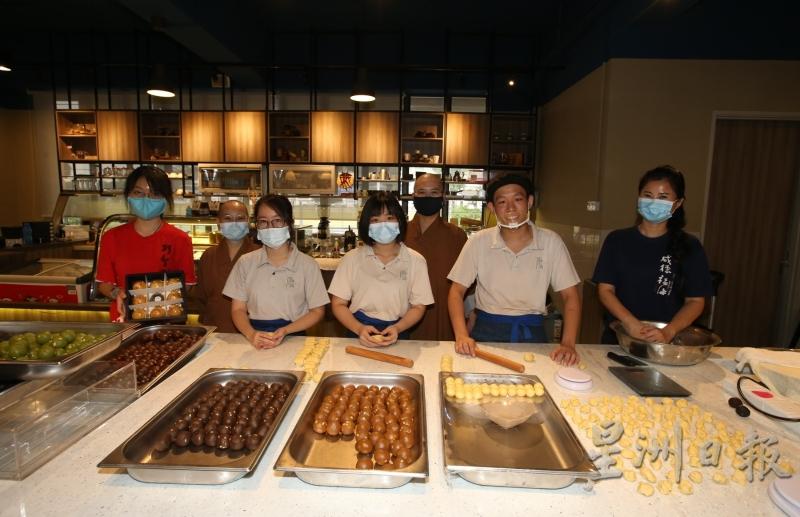 4佛光山新马寺法师、义工齐手制作“佛光月饼”，从酥皮到烘烤，都亲力亲为。