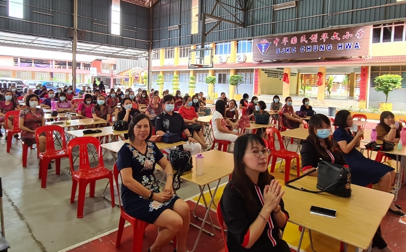 “中华学校第102周年校庆”因疫情关系，今年在校内庆祝，仪式从简。