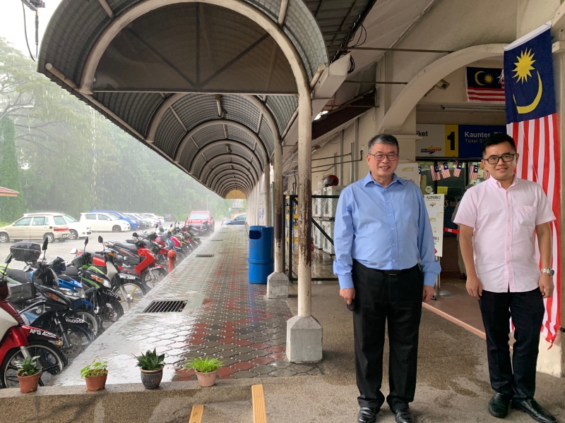 梁自坚（左起）和蔡伟杰巡视万挠电动火车站后表示，将协助必须让路予停车场工程的店主迁移至更适合的地点谋取生计。