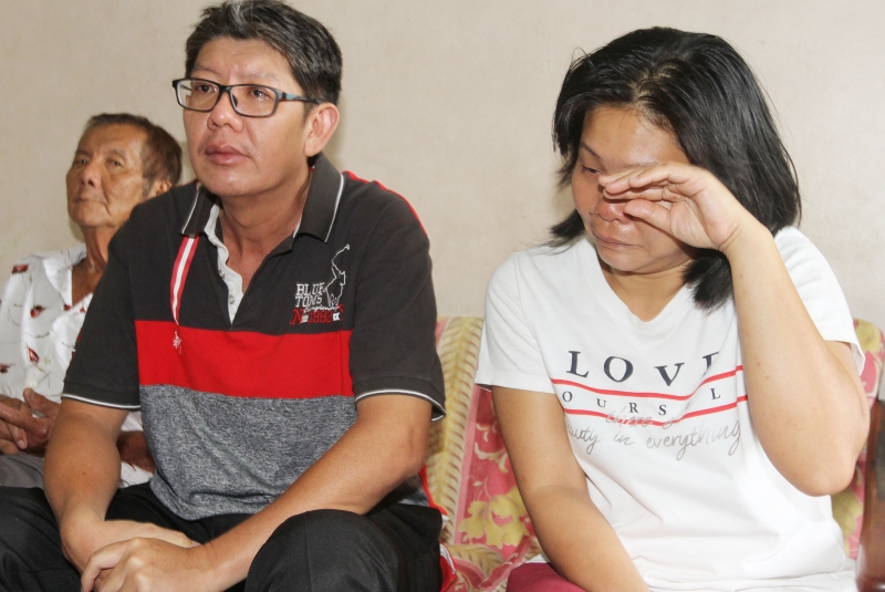 黄晓珍（右）在新闻发布会上，数度哽咽落泪，说担心女儿的安危。左起是吕窗生和吕炳文。