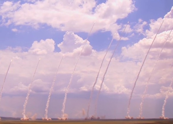 解放军在微博发放有多枚东风11A导弹同时发射的画面。(互联网照片)