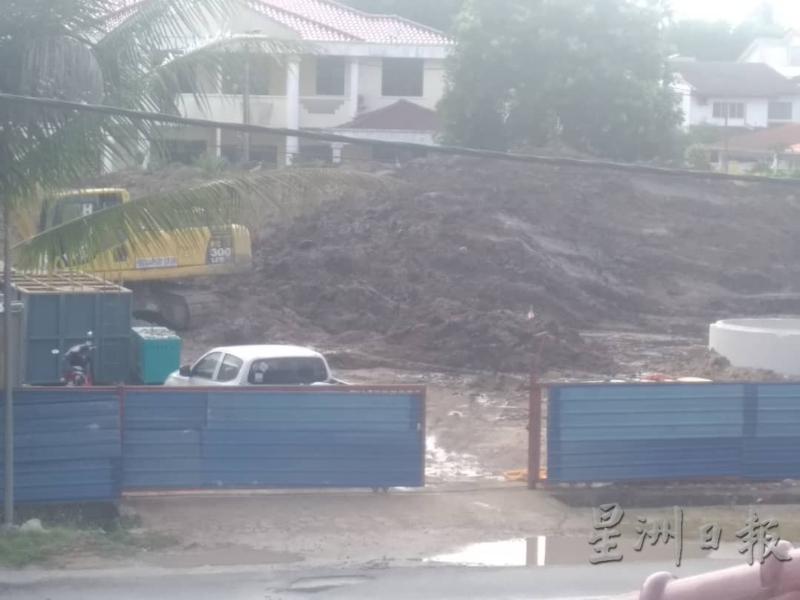 工程承包商在古邦哇耶路租地设仓库堆放泥土及沙石，对居民日常生活带来的干扰。