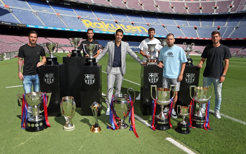 苏亚雷斯（左三））最后一次在诺坎普球场与效力巴塞罗那6年间赢得的奖杯合影，同日出席送别的好友包括梅西（左起）、布斯克茨、罗贝托（右起）、阿尔巴和皮克。（欧新社照片）