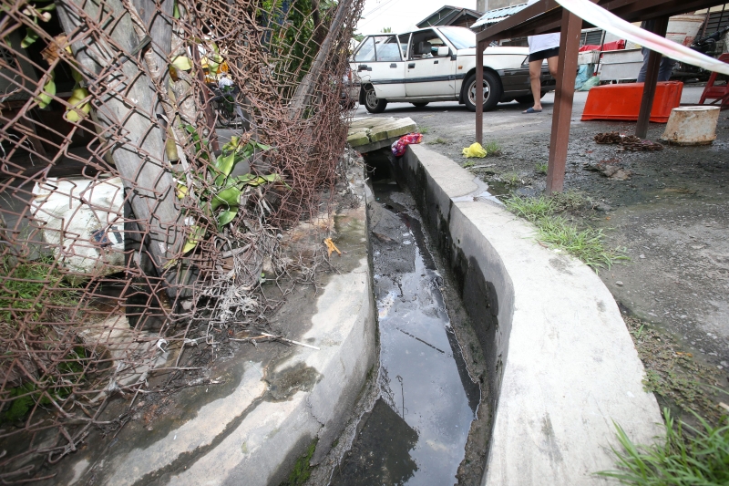 沟渠阻塞不流通，下雨时也无法及时排水，进而造成水灾发生。

