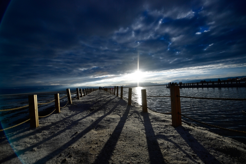 日出日落前后的茶卡盐湖为盐湖风光最美的时段，彩云、朝阳或夕阳照映盐湖。