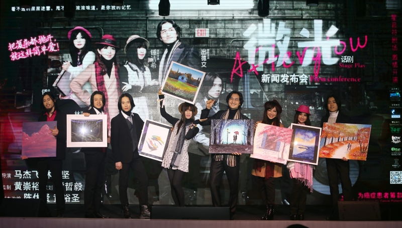 导演及演员8人各自手拿著自己的画作亮相，锺洁希（左四）的作品《归宿》获商家以1万令吉买下。