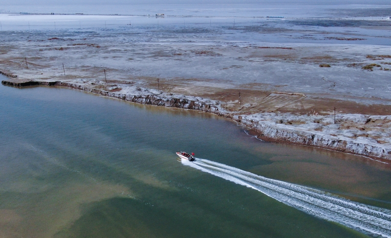 游客在茶卡盐湖“天空之镜”景区乘坐游艇环湖一周。