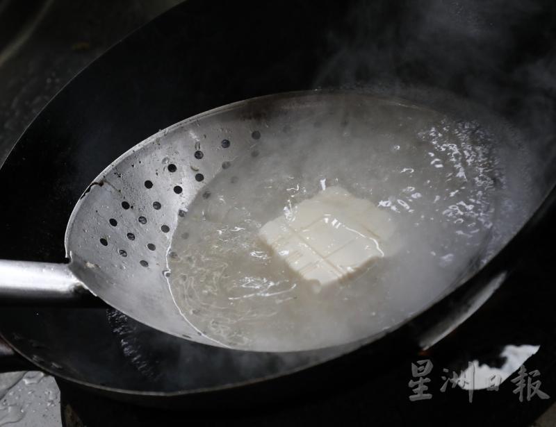 1.将豆腐放入热水川烫一会儿。