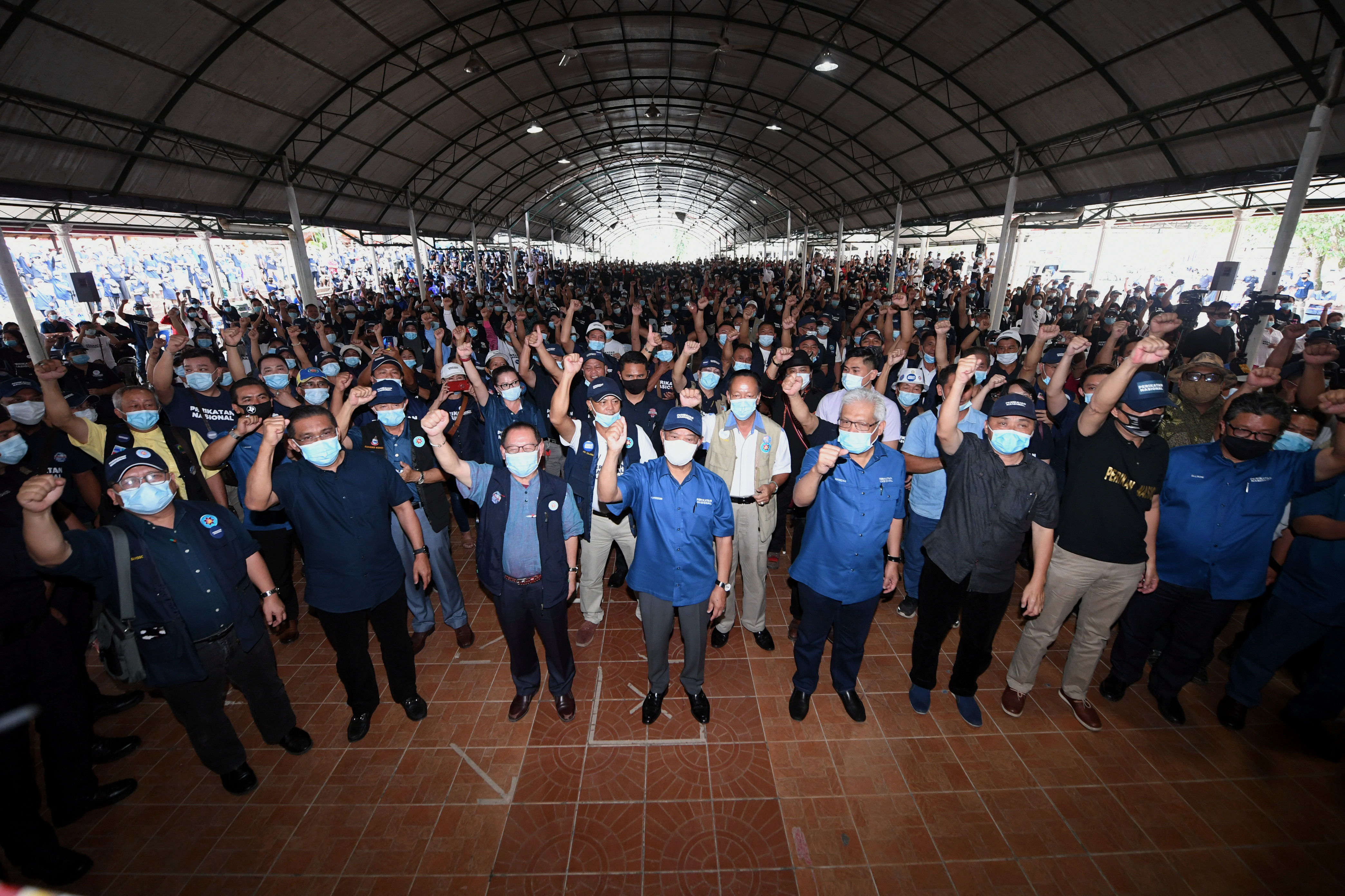 慕尤丁周五出席沙巴担布南的竞选活动，为国盟候选人拉票后，与一众支持者举拳提振士气。