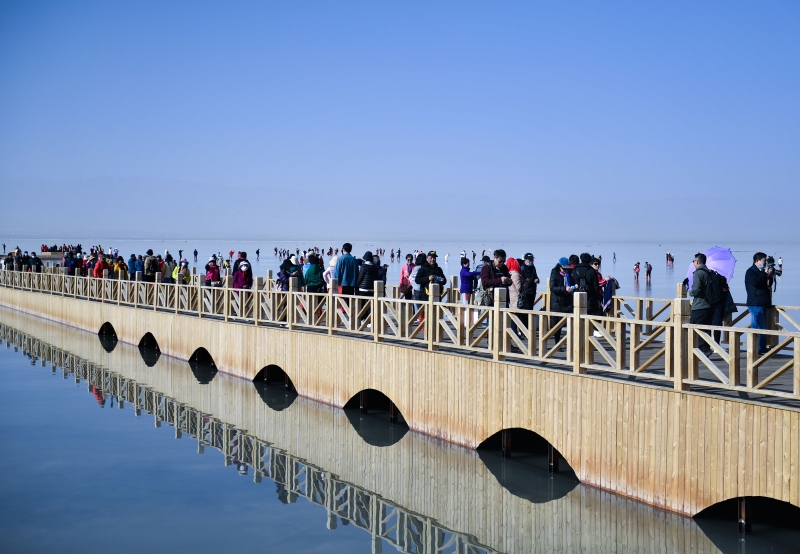入夏以后，青海茶卡盐湖进入旅游旺季，吸引众多游客前往观光旅游。