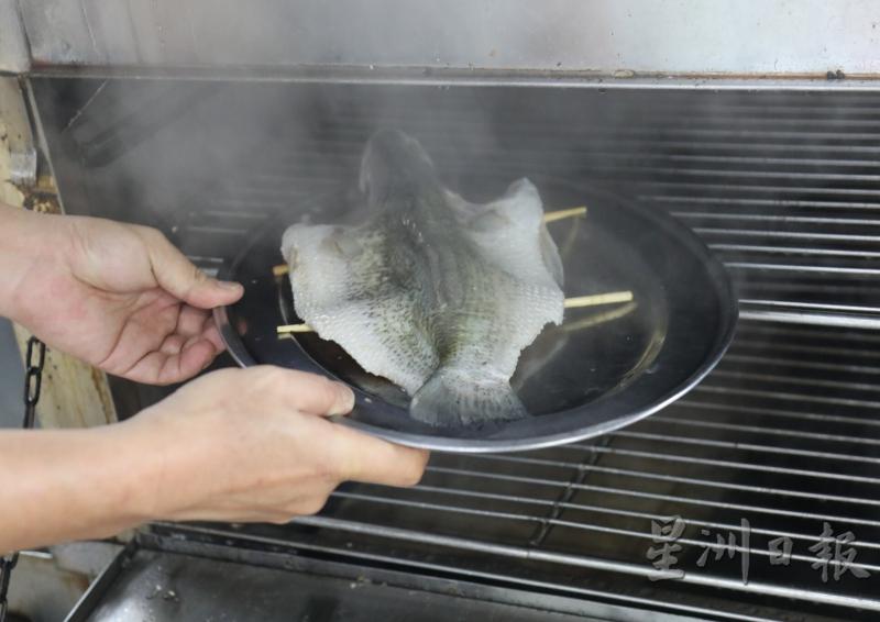 2.在碟子置放两根筷子，再将鱼只铺放在上，蒸约5分钟。
