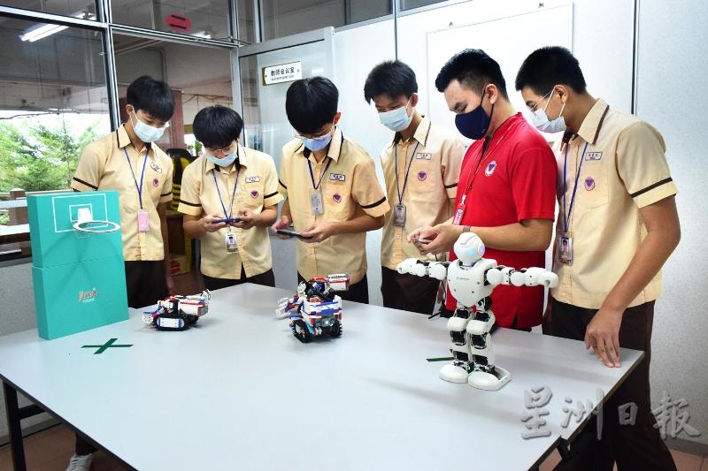 丹中同学享受操作机器人的乐趣。