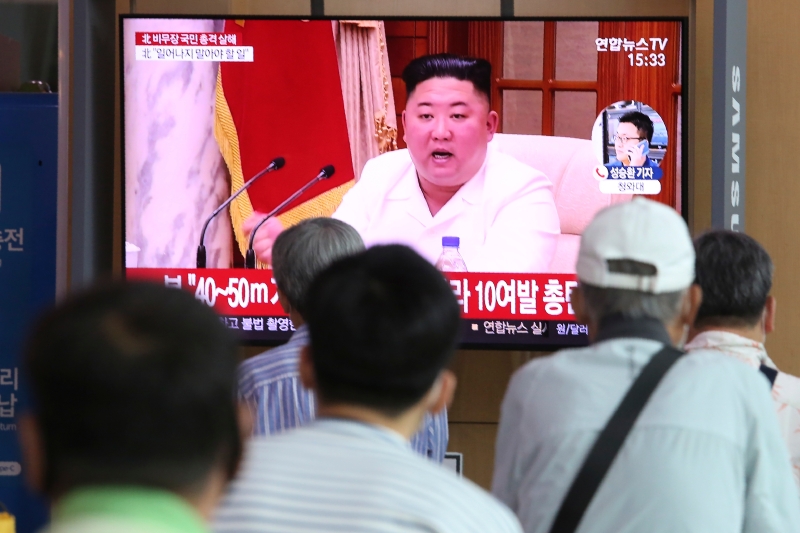 在首尔火车站，韩国民众观看金正恩为射杀韩国公务员的事件道歉的报道。（美联社照片）