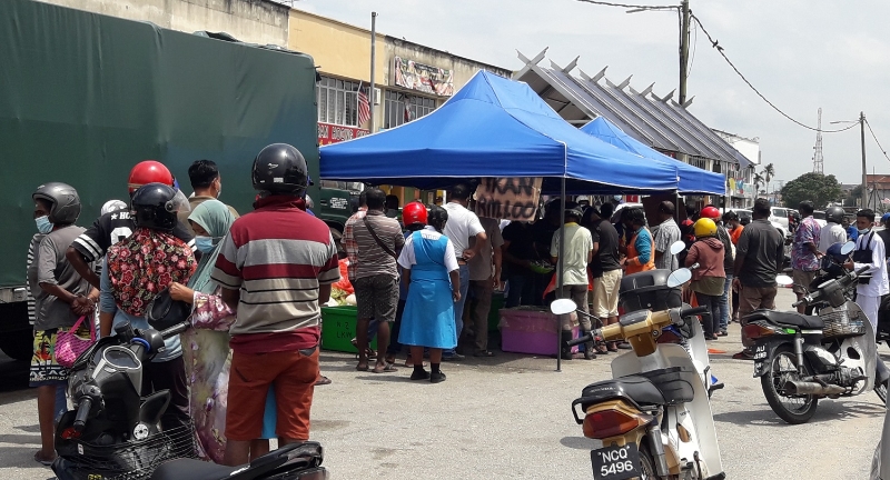 晏斗德利玛花园商店前，不少公众排队购买价格比市场便宜许多的甘望鱼。