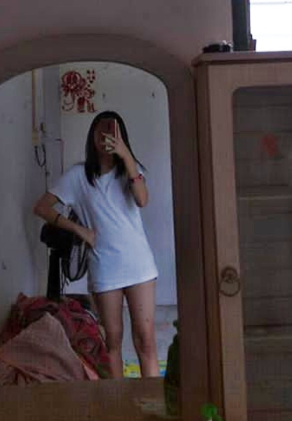 少女吕凯怡离家时是身穿白色衣服。