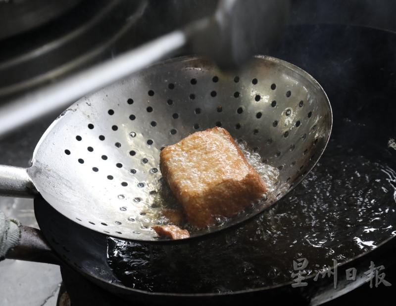 2.倒油入锅中，待油热后放入豆腐炸至金黄色。