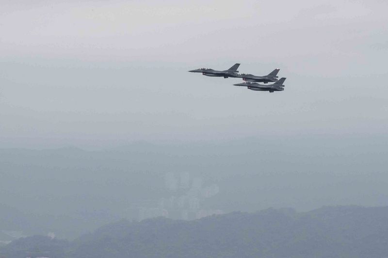 双十节庆将至，台湾军方周四清晨出动F-16战机等机型，通过台北上空进行半兵力预演，却引起网路流传台北上空战机声四起，是不是解放军 打过来了。（中央社照片)