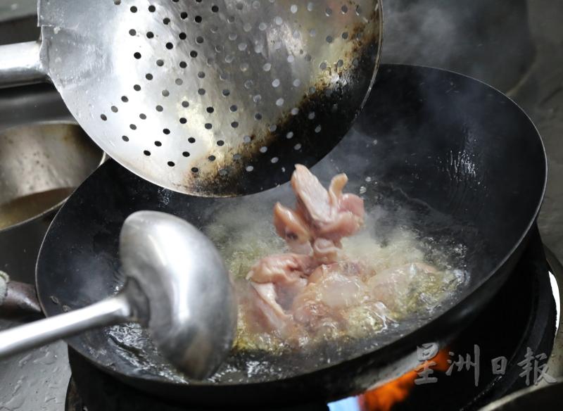 1.待油热后，将鸡肉块放入油锅中炸香，并取出待用。
