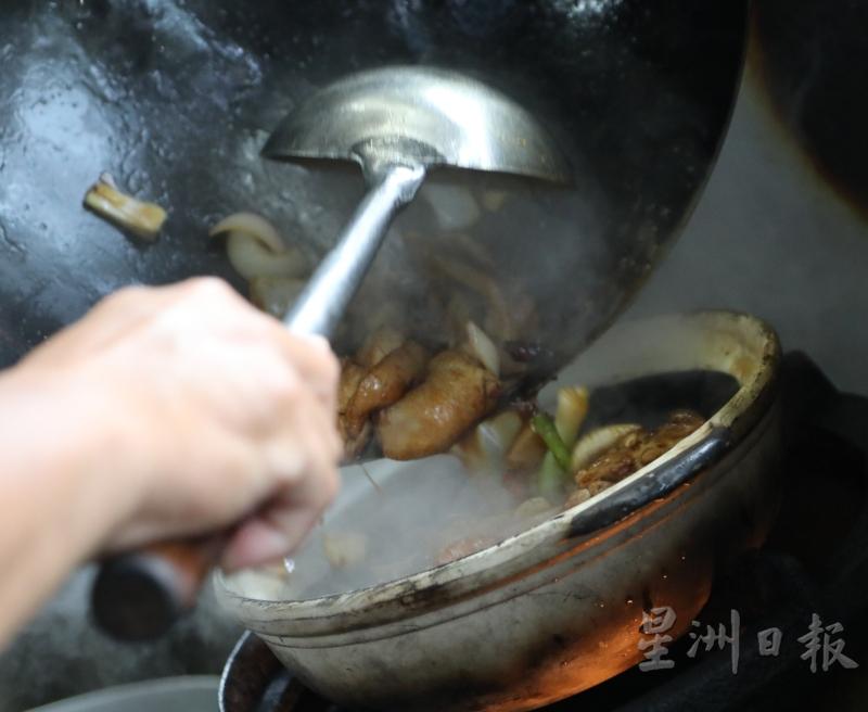 3.将煮滚的鸡肉及酱汁倒入瓦煲中，继续烹煮至收汁。