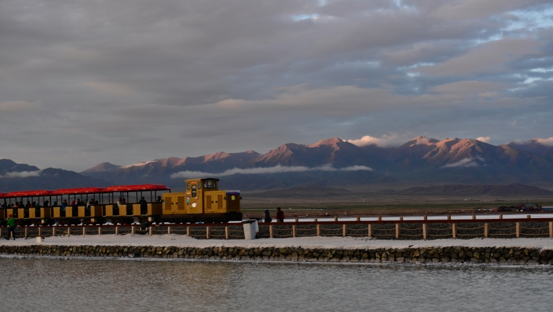 游客可以乘坐观光列车行赏茶卡盐湖美景。