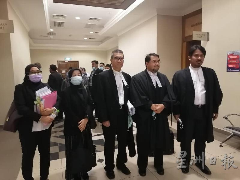 答辩方律师团于案件胜诉后，于高庭外合照留念。左起为娜塔莎、罗斯娜、王绍云三苏依布拉欣及莫哈末阿兹兰沙。
