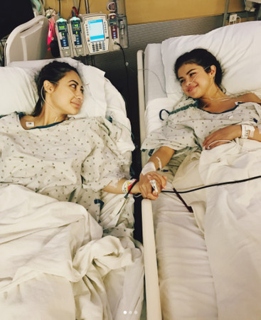 赛琳娜2017年获得闺蜜法兰西亚瑞莎（左）捐肾保命。