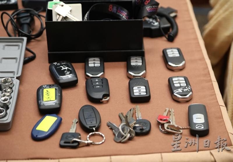 警方起获多款轿车钥匙。